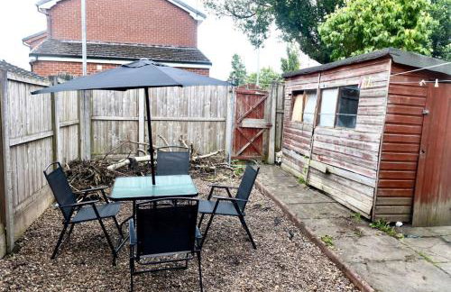 3 bed home sleeps 8 people located 1 min from train stop - Otley Terrace - Photo 8