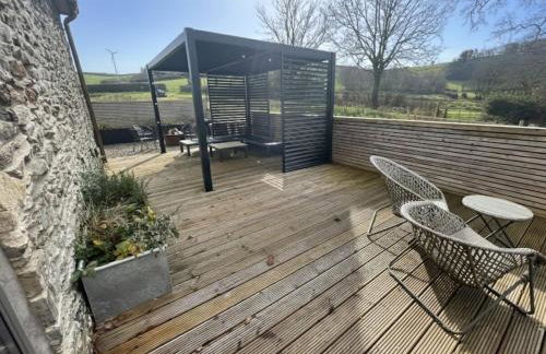 Beudy at Pentrecelyn - a gorgeous barn conversion with hot tub - Foto 6