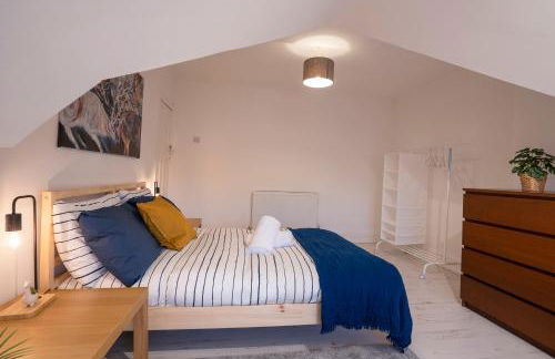 Modern Apartment -Free Parking - by Holiday Homes - Foto 26