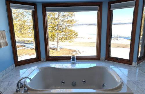 NEW! The Lighthouse - Cute, Large, and Lakefront! - Foto 27