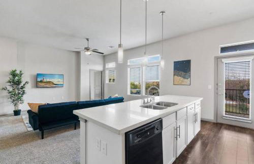 Modern Austin 2BR 2B Unit with Pool, Parking & WiFi - Photo 8