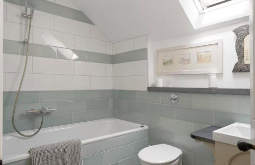 The East Wing Set in Beautiful Gardens Parking - Foto 11