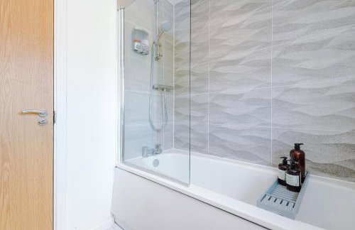 Stunning Riverside 3-Bed Home by 53 Degrees Property in Manchester with Garden & FREE Parking! - Foto 30