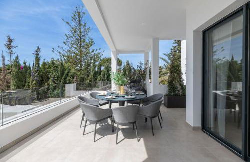 VACATION MARBELLA I Villa Marbesa White Pearl, Two Private Pools, 3min walk to the Beach, Fastest WiFi, Built in 2024 - Photo 15