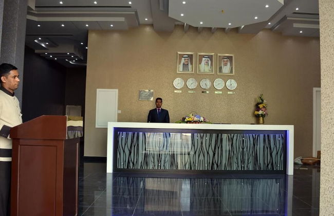 President Waves - Photo 2