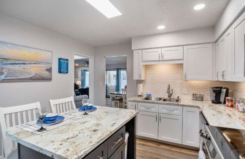 Lakefront Home Private Dock with Main Channel View - Foto 8