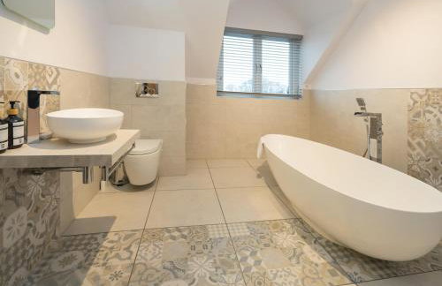 Modern 4-Bed Home Spacious & Comfortable - Pass the Keys - Foto 33