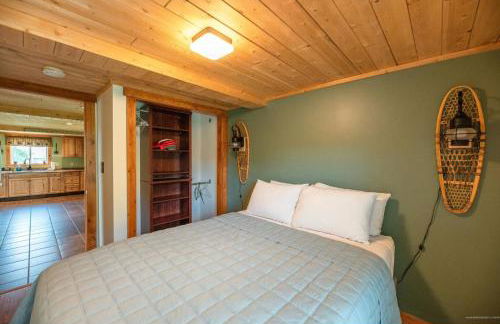 The Chalet - Spacious 7 bedroom near Sugarloaf, on Snowmobile and UTV trails, Hiking, Golf and Flagstaff Lake across the street - Foto 15