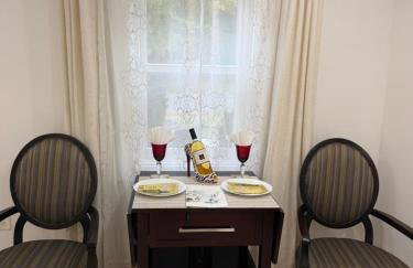 The Inn 1 min walk to Entire Colonial 3BR House Fast WiFi - Photo 27