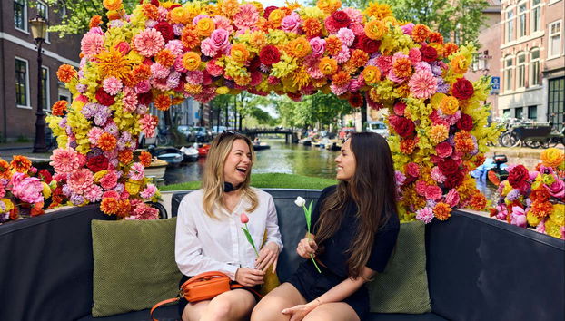 Paseo en barca de flores por los canales - Foto 2, Disfrutando de la travesía por los canales de Ámsterdam