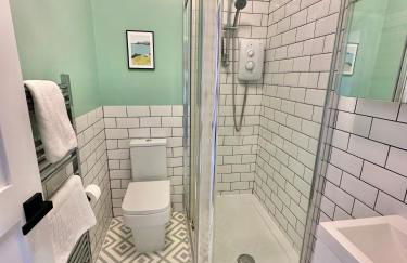 Pier View Retreat - 5 Mins Walk to Beach - Sea Views With Parking - Photo 13