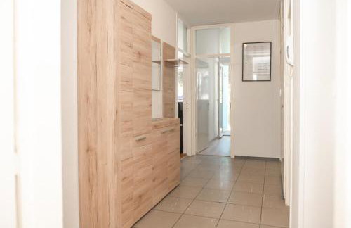 Sunny & Spacious, 2 BR apartment with free parking - Photo 12