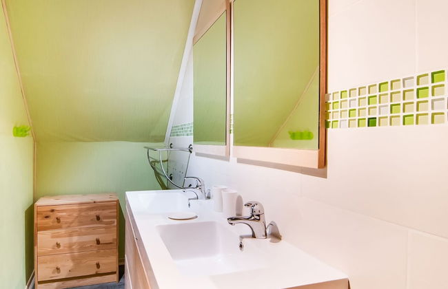 Tranquil Holiday Home With Private Garden - Photo 21