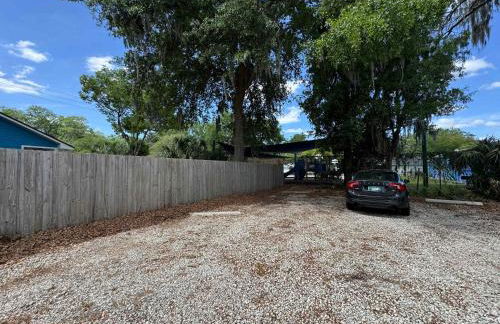 The Orange Blossom Suite Near UF Shands D-town - Photo 47