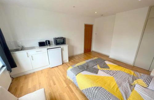 Large Triple Studio in South London - Sutton - Foto 10