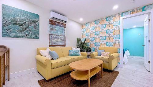 Just Beachy! One bed one bath charmer steps to beach - Foto 1