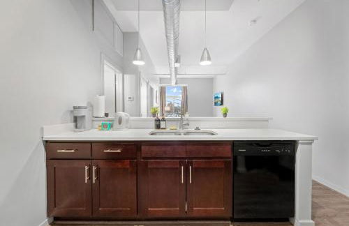 Cozy 2BR Getaway, King Bed, Free Parking - Foto 11