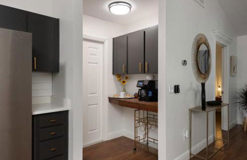 The Recharge - Springs , Tesla & EV Station , Pets - Foto 7