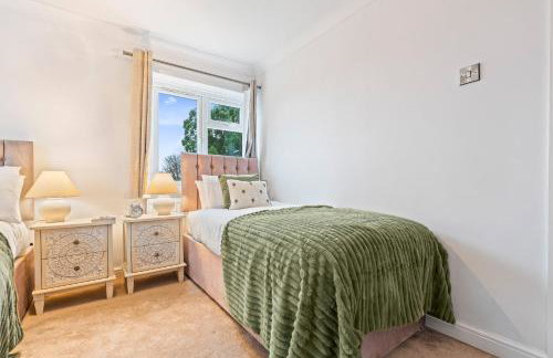 M54 Luxury Escape Sleeps 7- 4 Beds Off M54 - Driveway Parking- RAF Cosford Telford Albrighton Oxley Staffordshire -JLR Wolves Stafford I54 Business Park- 10 Mins to M6- 45 Mins to NEC and BHX Airport Regular & Long Work Stays available - Samina- ARZ Stays - Photo 30