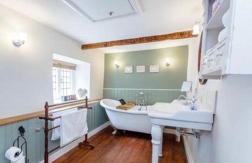 Three Little Pigs Luxury Cottage - Photo 57