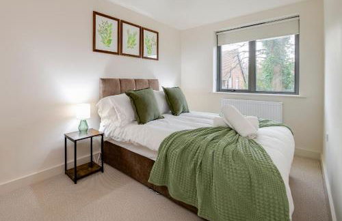 Spacious 5BR Home Near New Forest & Coast - Parking - Sleeps 10 - Photo 45