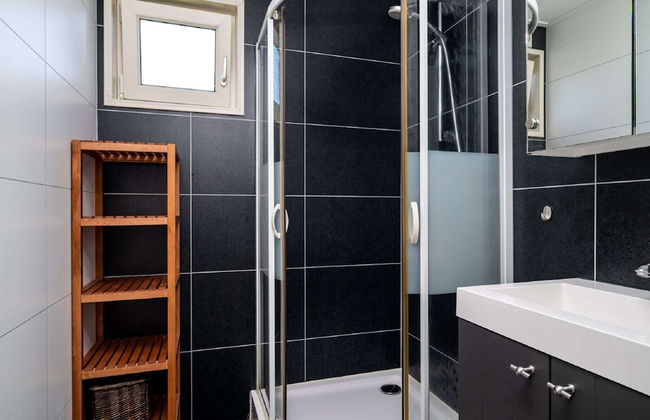 Cozy Chalet Right on the Water in Friesland - Foto 7