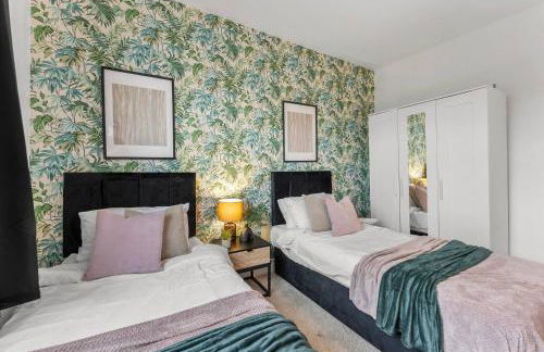 Perfect Booking 4 Bed Home in Cheltenham - Photo 12