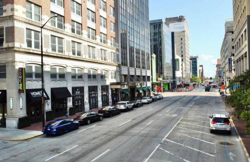 Urban Oasis with City Views and Dedicated Workspace - Foto 25