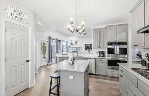 Luxury Backyard Pool & Patio Oasis 4-BD - Foto 15