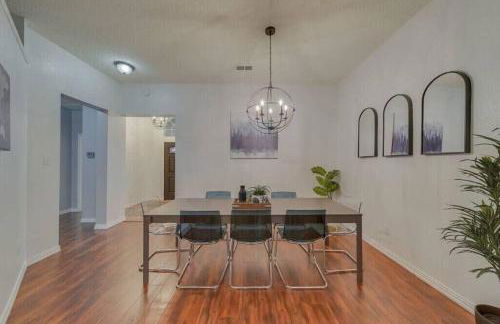 Deluxe Poolside Home, Modern 5BR with Gaming Room - Foto 14