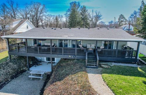 Lakefront 5 Bedroom Vacation Home - Sleeps 12! - Foto 34