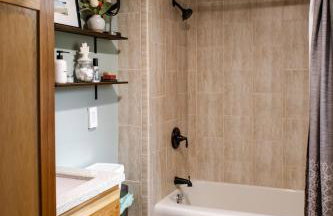 Charming Cabin with Hot Tub & Fire Pit - Foto 24