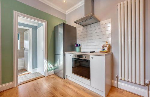 2-Bedroom Modern, Stunning & Stylish Contractor House, Sleeps 4, Prime Portsmouth Location with Free Parking Permit - by Blue Puffin Stays - Foto 19