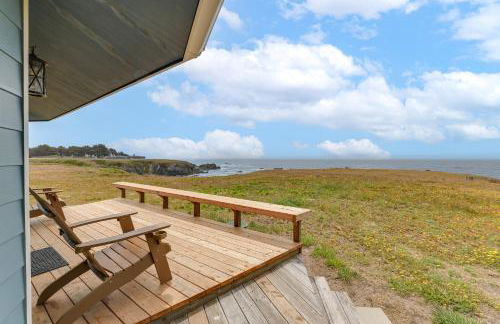 Walk to Beach Luxury Oceanfront Escape in Caspar - Photo 1