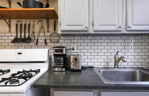 Immaculate furnished 1-Bedroom Apartment - Photo 11