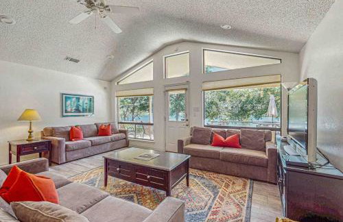 Spacious Lakefront Home with Water Views, WiFi & Private Washer/Dryer - Foto 4