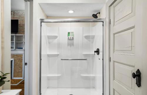 Carriage Manor - Sun Soaked 1BR - Close to CCF - Foto 23