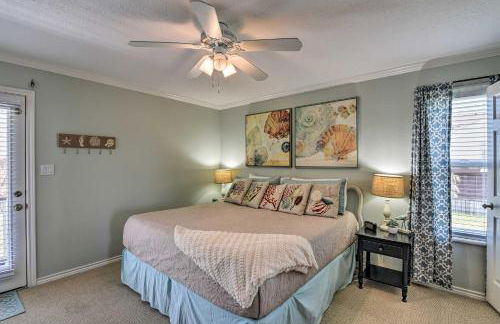 Walk to Galveston Beach Pet-Friendly Home with Deck - Foto 12
