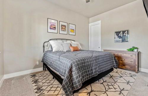 Modern 5BR Retreat with Hot Tub Cold Plunge & Park - Foto 14