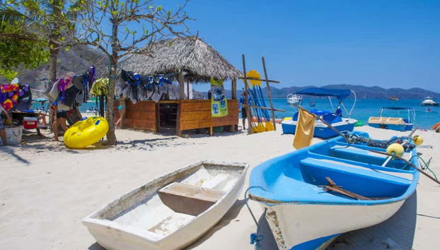 Embarcaciones en la playa de Isla Tortuga