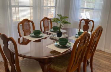 Cozy 3-bed home close to beautiful beaches. - Photo 7