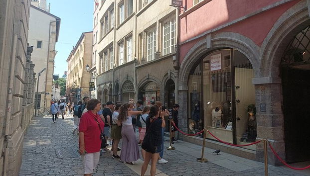 Private tour of old Lyon - 2 hours - Photo 2