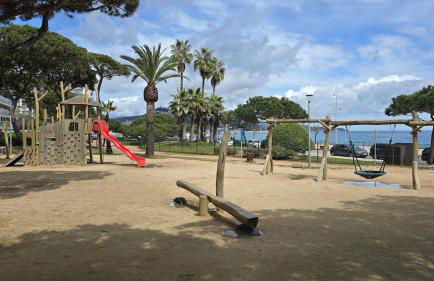 Bright Apartment with Two Balconies and a Seaside Pool - Foto 46