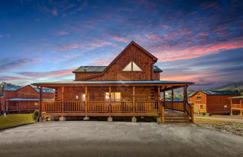 Indoor Pvt Pool, Pkyway, 44, HotTub, BBQ, King - Photo 4