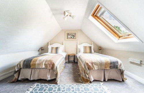 Large 5-Bedroom Farmhouse Sleeps 10 with Parking and Wifi - Foto 6