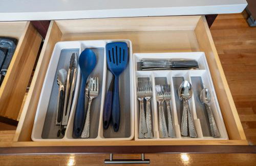 Spacious 3 Bed House near MD Anderson with Free Parking & Wi-Fi - Photo 23