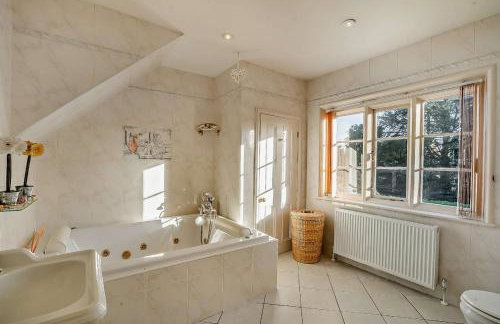 Luxury Detached House in Large Private Grounds, with Outdoor Jacuzzi and Sauna - Foto 63