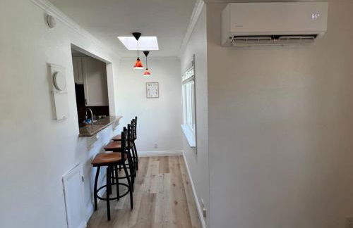 Modern 3 King Beds, Beautiful Large Backyard, WFH, Long Stays, Waterfall, WI-FI, FWY, 25 mins to Beach - Photo 35