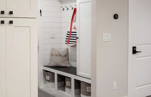 Renovated & Sophisticated Home Near Beach & Shops! - Photo 16