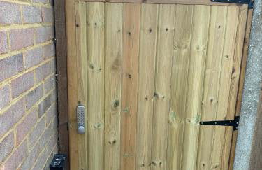 Stunning 1-bedroom annexe flat with own entrance near London - Photo 36